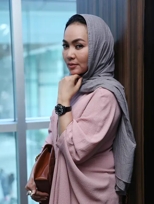 Hingga usianya kini, istri penyanyi Armand Maulana itu belum bisa berhijab. Meski dirinya pernah berniat menutup aurat di usia 45 tahun. (Nurwahyunan/Bintang.com)