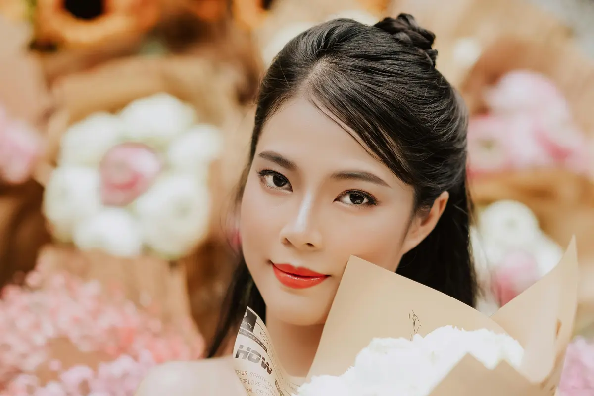bawa bunga manis bahagia tersenyum cantik