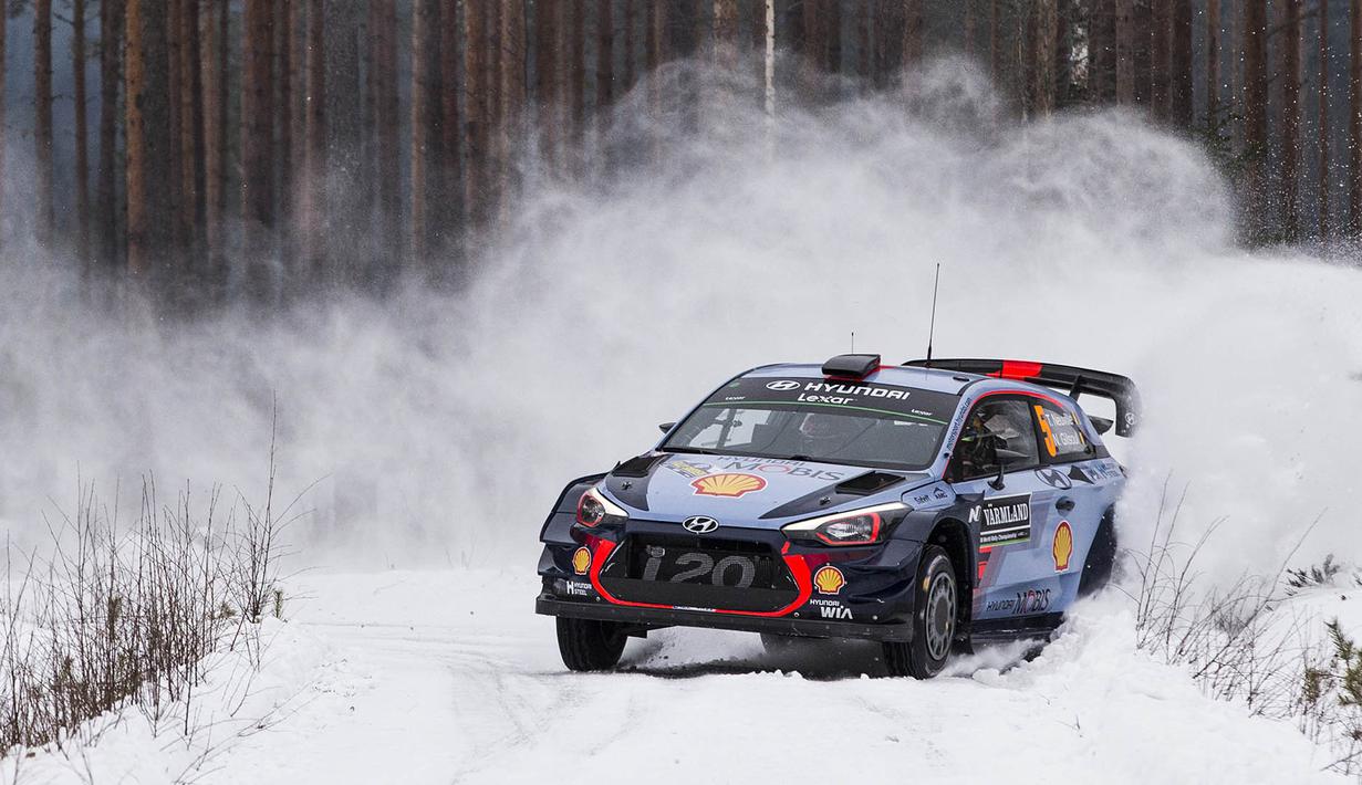 Pebalap Hyundai i20 Coupe WRC asal Belgia, Thierry Neuville, memacu mobilnya melintasi salju pada Reli Swedia 2017 di Torsby, Swedia, Jumat (10/2/2017). (EPA/Nikos Mitsouras)