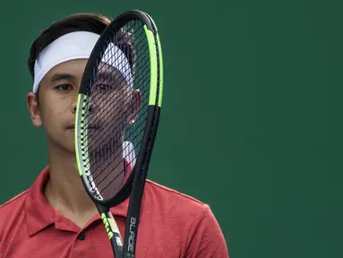 Petenis Indonesia, Christopher Rungkat, bermain dengan raket saat latihan di Lapangan Tenis Pondok Indah, Jakarta, Kamis (19/7/2018). Dirinya merupakan salah satu petenis yang akan turun pada Asian Games XVIII. (Bola.com/Vitalis Yogi Trisna)