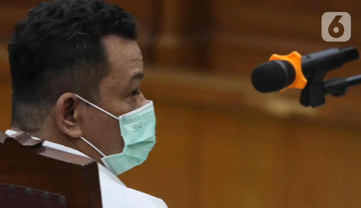 Asisten rumah tangga mantan Kadiv Propam Polri Ferdy Sambo, Kuat Ma’ruf (kedua kiri) saat menjalani sidang perdana terkait kasus pembunuhan berencana Brigadir Nofriansyah Yosua Hutabarat atau Brigadir J di Ruang Utama Pengadilan Negeri Jakarta Selatan, Senin (17/10/2022). Jaksa Penuntut Umum (JPU) mendakwa Kuat Ma’ruf terlibat dalam pembunuhan berencana Brigadir J. (Liputan6.com/Herman Zakharia)