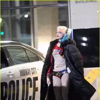 Kostum lengkap Harley Quinn (Margot Robbie). Foto: via justjared.com