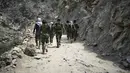 Pemerintah Afghanistan pada Rabu (3/9/2025) telah menurunkan pasukan komando ke wilayah pegunungan di timur negara itu guna mengevakuasi para penyintas yang masih terjebak di bawah reruntuhan rumah. (AP Photo/Nava Jamshidi)