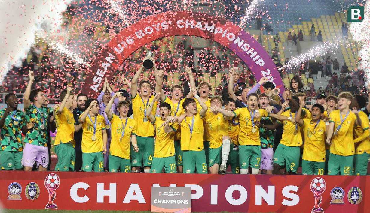 <p>Selebrasi para pemain Timnas Australia U-16 merayakan gelar juara Piala AFF U-16 2024 setelah mengalahkan Timnas Thailand U-16 melalui adu penalti 8-7 (1-1) pada laga final di Stadion Manahan, Solo, Rabu (3/7/2024). (Bola.com/Abdul Aziz)</p>