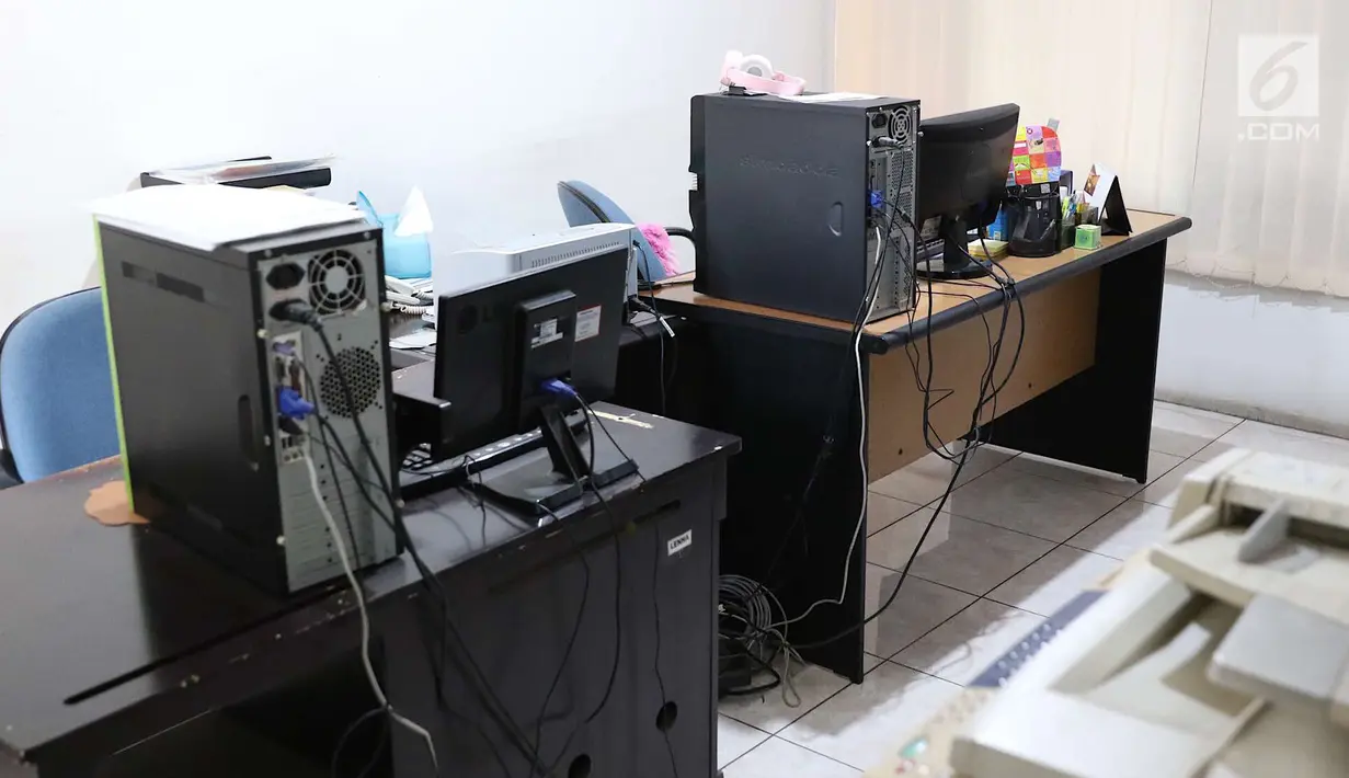 Sejumlah komputer terlihat di salah satu ruangan di kantor Lembaga Bantuan Hukum (LBH) Pers di kawasan Kalibata, Jakarta Selatan, Jumat (27/7). LBH Pers saat ini tengah dilanda persoalan pendanaan. (Liputan6.com/Immanuel Antonius)