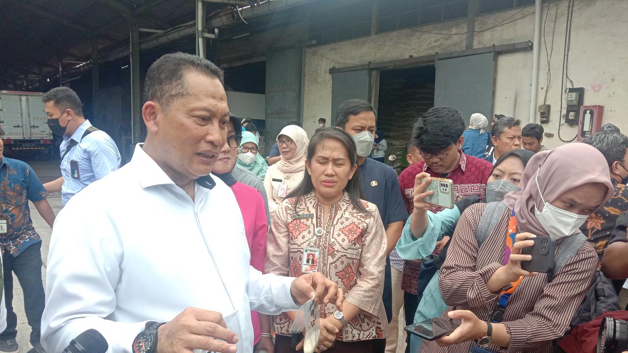 Direktur Utama Perum Bulog Budi Waseso melakukan sidak ke gudang milik PT Food Station Tjipinang Jaya di kawasan Cipinang, Jakarta Timur, Jumat (3/2/2023)