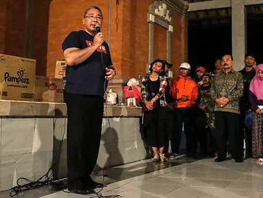 Menteri Desa Pembangunan Daerah Teringgal dan Transmigrasi, Eko Putro Sandjojo memberikan sambutan di kamp pengungsian Gunung Agung UPTD Pertanian, Karangasem, Bali Sabtu (7/7). (Liputan6.com/HO/Hasan)