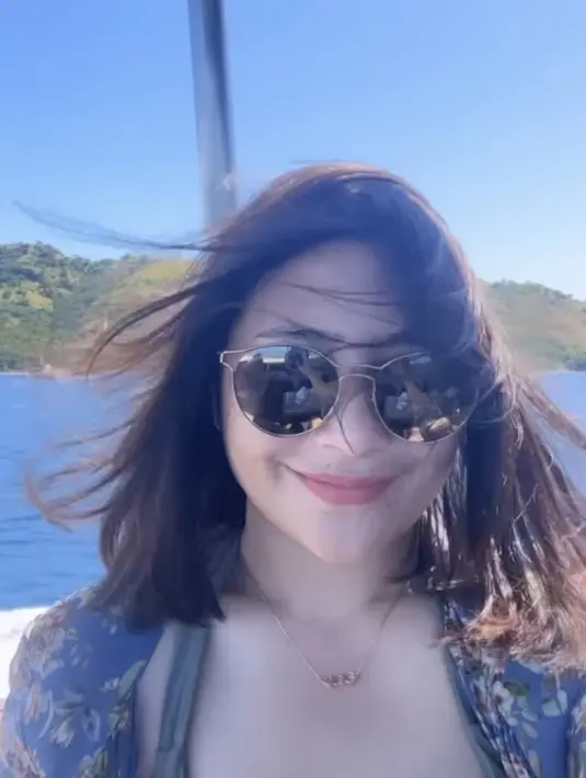 Berada di atas kapal, Prilly tampil dengan wajah natural hanya terlihat lipstik matte warna bibirnya. Kacamata hitam melengkapi penampilannya. Credit: Instagram (@prillylatuconsina96)