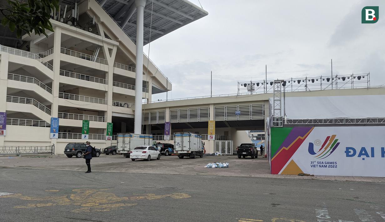 <p>Berbanding terbalik situasinya dengan di luar Stadion My Dinh. Situasi masih tampak sepi dibandingkan dengan di dalam venue, karena semua kegiatan berpusat di dalam Stadion My Dinh. (Bola.com/Muhammad Adiyaksa)</p>