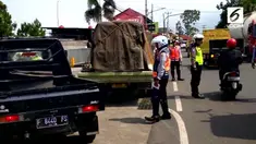 Agar pemeriksaan dilakukan secara menyeluruh, petugas mengecek kondisi mesin, ban, dan lampu hingga mengukur tonase.