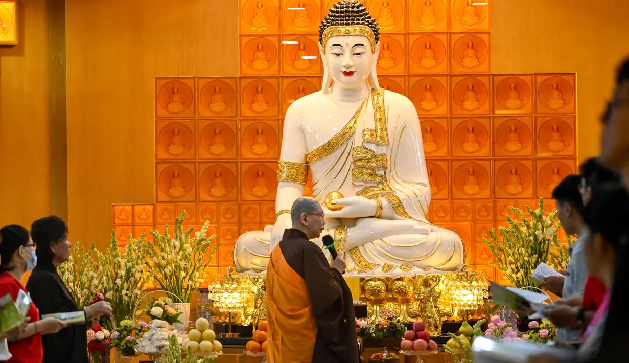 Waisak bukan hanya sekadar hari besar keagamaan, tetapi menjadi waktu yang penuh makna spiritual dan refleksi mendalam. (CHAIDEER MAHYUDDIN/AFP)