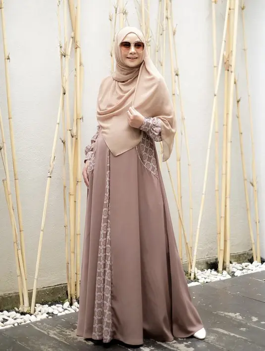 Anisa Rahma tampil dengan gamis dengan motif di bagian lengan, dengan kerudung panjang warna coklatnya. @anisarahma_12