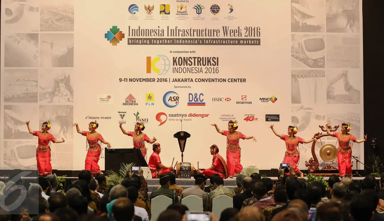Penari menampilkan tarian selamat datang dalam pembukaan acara Indonesia Infrastructure Week (IIW) di Jakarta Convention Center, Rabu (9/11). Acara ini dibuka secara resmi oleh Presiden Joko Widodo (Jokowi). (Liputan6.com/Faizal Fanani)
