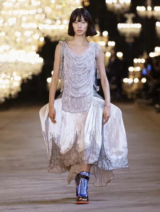 Presentasi koleksi Spring/Summer 2021 itu berlangsung di Shipyard Repair Docks, di sungai Huangpu, Shanghai, yang dihiasi dengan ratusan lampu gantung. (dok/Louis Vuitton).