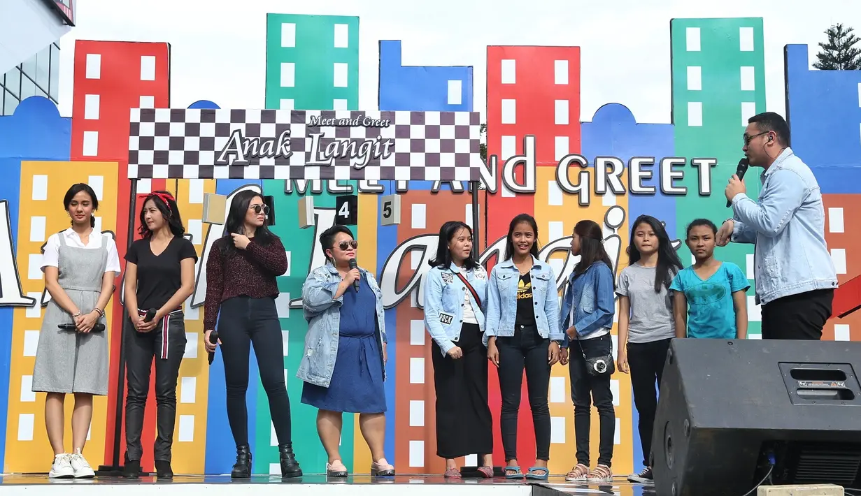 "Ini acaranya bagus ya, banyak juga yang nonton karena kita juga bisa dekat dengan mereka. Jadi kalau bisa sih ya tetap ngadain acara ini. Kalau bisa malah seminggu sekali," ujar Mischa sambil tersenyum. (Nurwahyunan/Bintang.com)