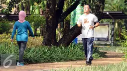 Warga berlari mengelilingi salah satu bundaran di kawasan Kebun Binatang Ragunan, Jakarta, Minggu (9/10). Kawasan KBR menjadi salah satu lokasi alternatif warga Jakarta untuk berolahraga pada Minggu pagi. (Liputan6.com/Helmi Fithriansyah)