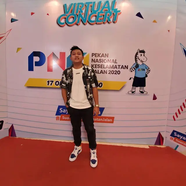 6 Gaya Penampilan Denny Caknan saat di Luar Panggung, Tampil Menawan