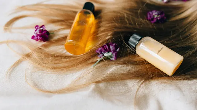 Sampo yang mengandung kafein dapat memperkuat rambut