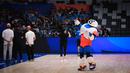 <p>Maskot Piala Dunia FIBA 2023, JIP yang merupakan singkatan dari tiga negara tuan rumah, Jepang, Indonesia dan Filipina menghibur para penonton saat jeda laga pembuka Grup H Piala Dunia FIBA 2023 antara Timnas Basket Latvia melawan Timnas Basket Lebanon di Indonesia Arena, Kompleks Gelora Bung Karno, Senayan, Jakarta, Jumat (25/08/2023). (Bola.com/Bagaskara Lazuardi)</p>