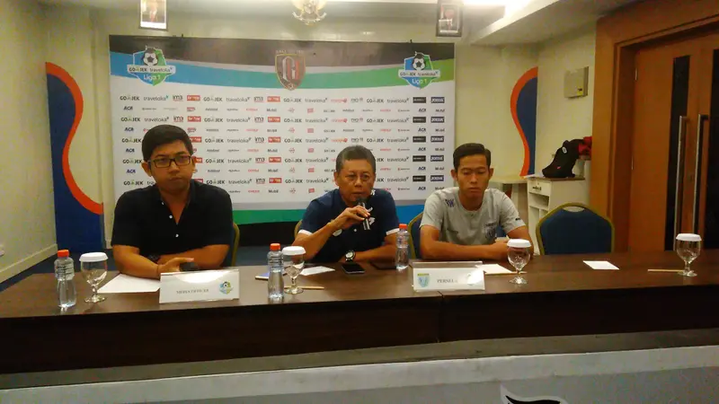 Pelatih Persela Lamongan, Heri Kiswanto, bicara pada konferensi pers jelang laga melawan Bali United, Sabtu (2/9/2017). (Liputan6.com/Dewi Divianta)