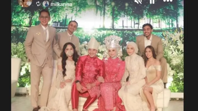 Gaya Glamor Valerie Thomas Dampingi Putra Zulkifli Hasan di Pernikahan Putri Zulhas dan Zumi Zola