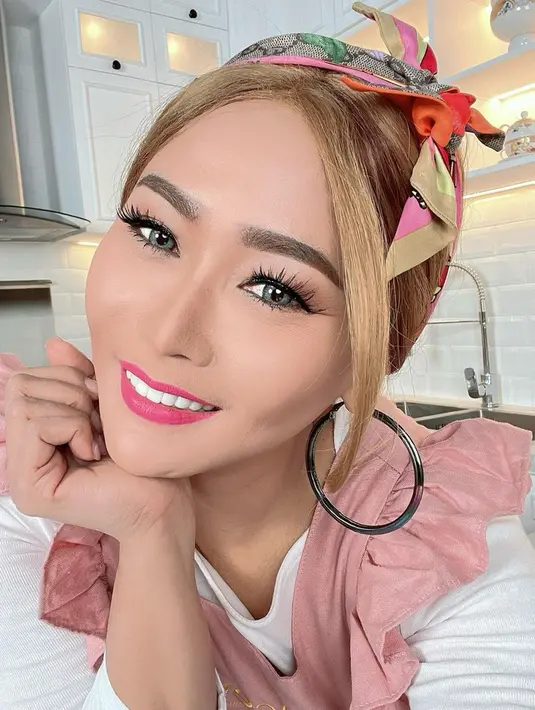 Di kesehariannya, Inul lebih tampil simpel namun tetap stlish. Aksesoris bandan yang dipakai ibu satu anak tersebut memberikan kesan unik dan memesona. (Liputan6.com/IG/@inul.d)