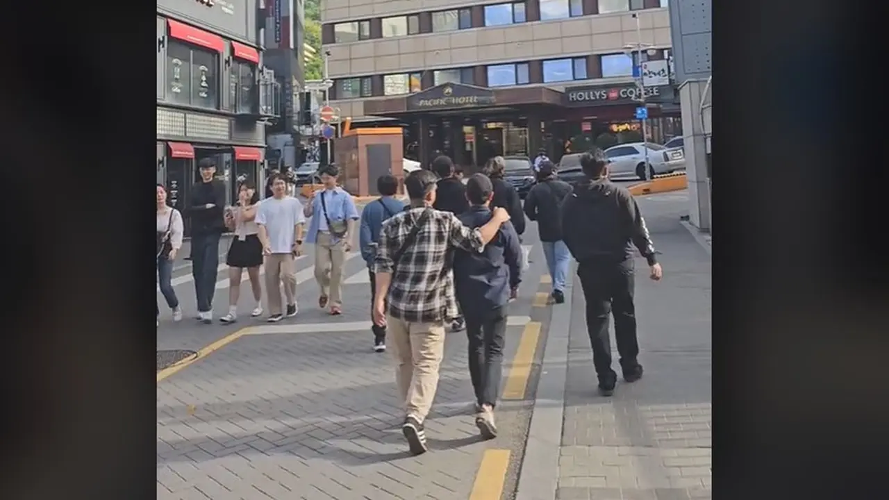 WNI Salat Id di Korea Pakai Sarung dan Batik, Disangka Gaya Fesyen Baru Oleh Warga Lokal?