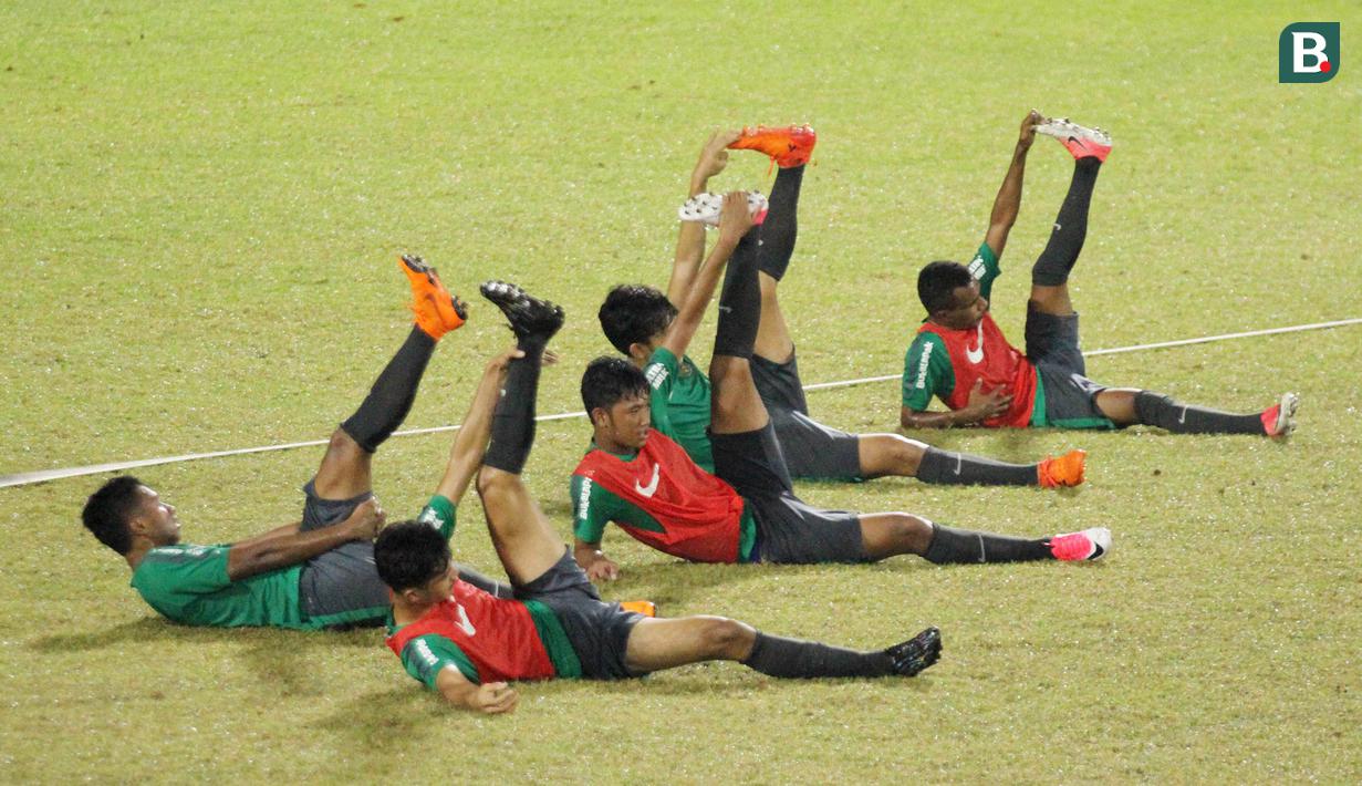 Pemain Timnas Indonesia U-19 saat latihan jelang laga persahabatan di Lapangan ABC Senayan, Jakarta, Kamis (22/3/2018). Indonesia akan berhadapan Timnas Jepang U-19. (Bola.com/Asprilla Dwi Adha)