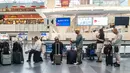 Penumpang menunggu di Terminal Internasional Bandara Haneda setelah penerbangan dibatalkan atau ditunda karena badai tropis Jangmi di Tokyo, Jepang, Rabu 3 Juni 2026. (Andrew CAALLERO-REYNOLDS/AFP)