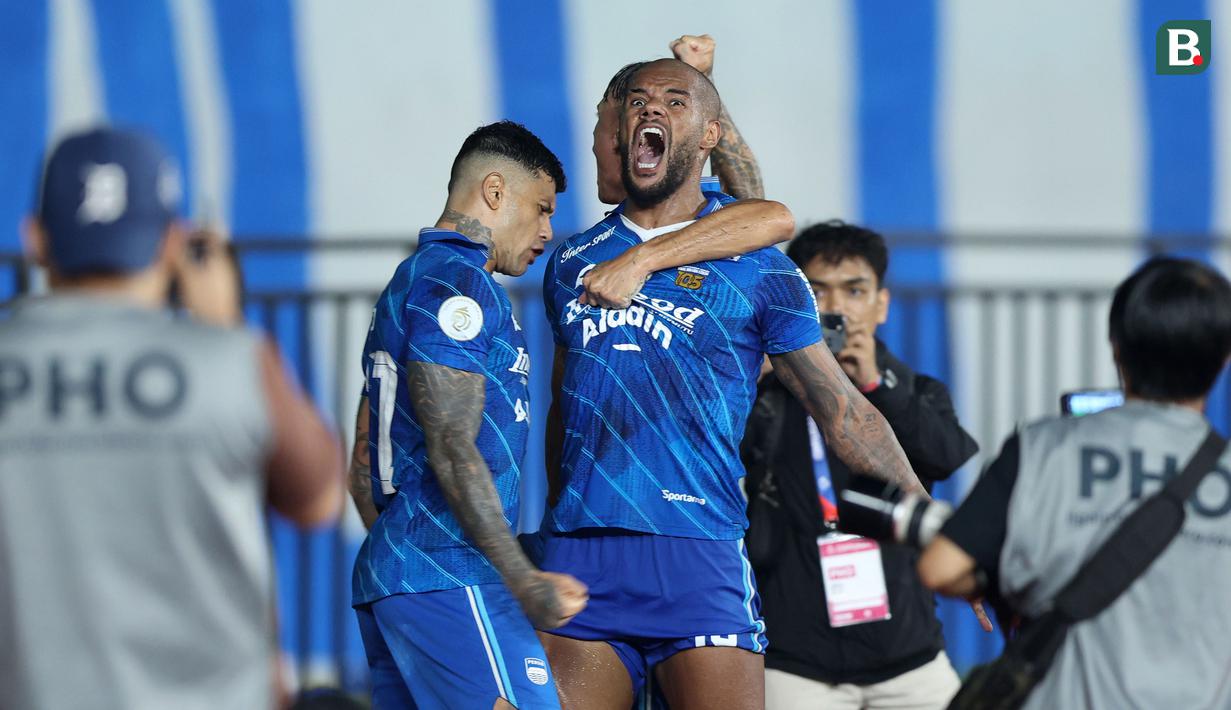 <p>Pemain Persib Bandung, David Da Silva melakukan selebrasi setelah mencetak gol ke gawang Madura United pada laga leg 1 final Championship Series BRI Liga 1 2023/2024 antara Persib Bandung melawan Madura United di Stadion Si Jalak Harupat, Bandung, Minggu (26/05/2024). (Bola.com/M Iqbal Ichsan)</p>