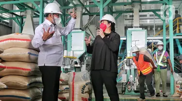 Ketua DPR RI Puan Maharani (kanan) bersama Direktur Utama Perum Badan Urusan Logistik (Bulog) Budi Waseso meninjau proses unit Modern Rice Miling Plant (MRMP) di Karawang, Jawa Barat, Rabu (21/9/2022). Kunjungan kerja tersebut guna membantu petani dalam negeri melalui infrastruktur penggunaan teknologi modern proses pengolahan beras untuk mewujudkan ketahanan pangan nasional. (Liputan6.com/Angga Yuniar)