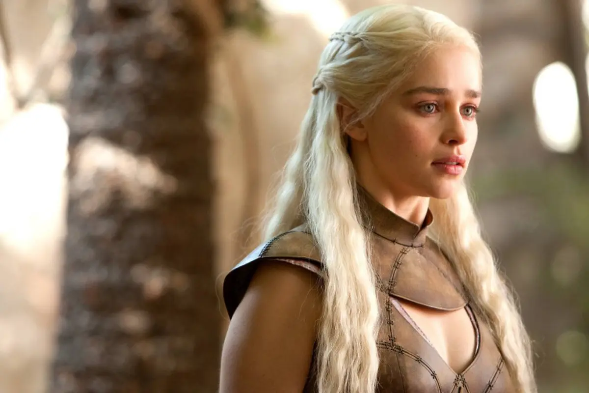 Emilia Clarke dalam serial Game of Thrones. (yukatan.com.mx)