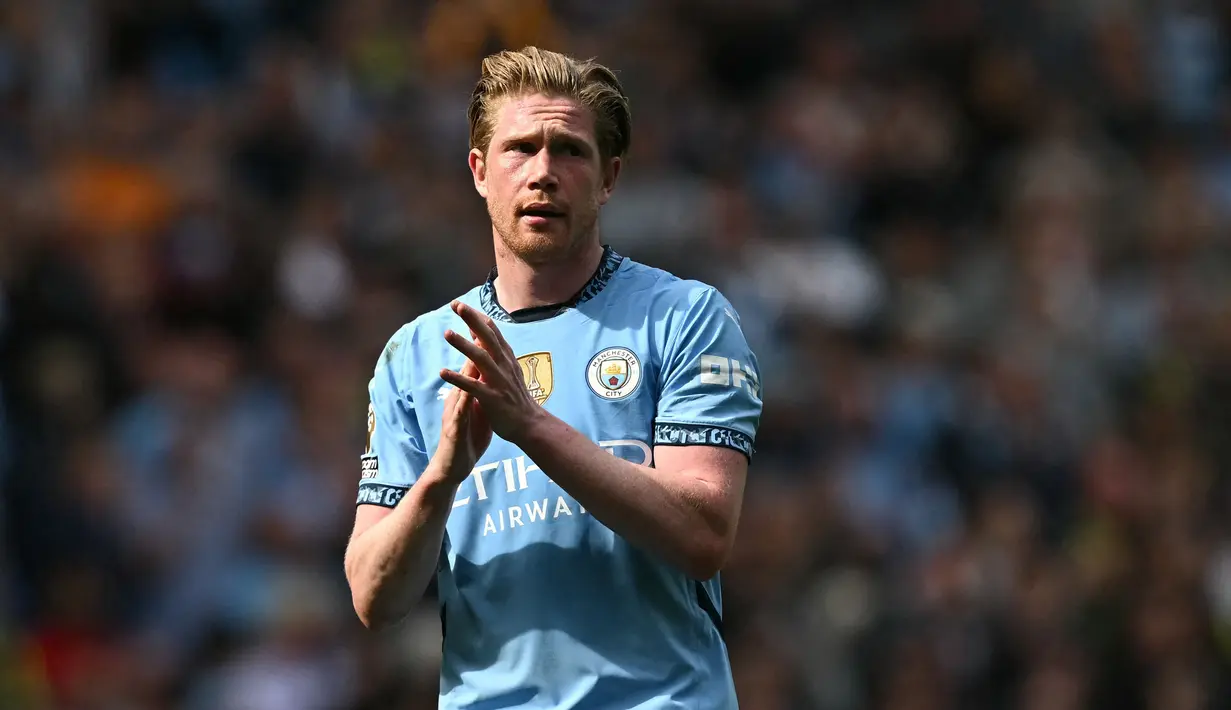 Pemain Manchester City, Kevin De Bruyne merayakan kemenangan timnya atas Leicester dalam laga lanjutan Liga Inggris 2024/2025 di Etihad Stadium, Manchester, Inggris, Sabtu (12/04/2025) waktu setempat. (AFP/Paul Ellis)