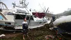 Bradley Mitchell memeriksa perahu usai diterjang Topan Debbie di Shute Harbour, Pantai Airlie, Australia, Rabu (29/3). Badai yang mengembuskan angin hingga 161 km per jam memporak-porandakan puluhan bangunan di pesisir. (Dan Peled/AAP Image via AP)
