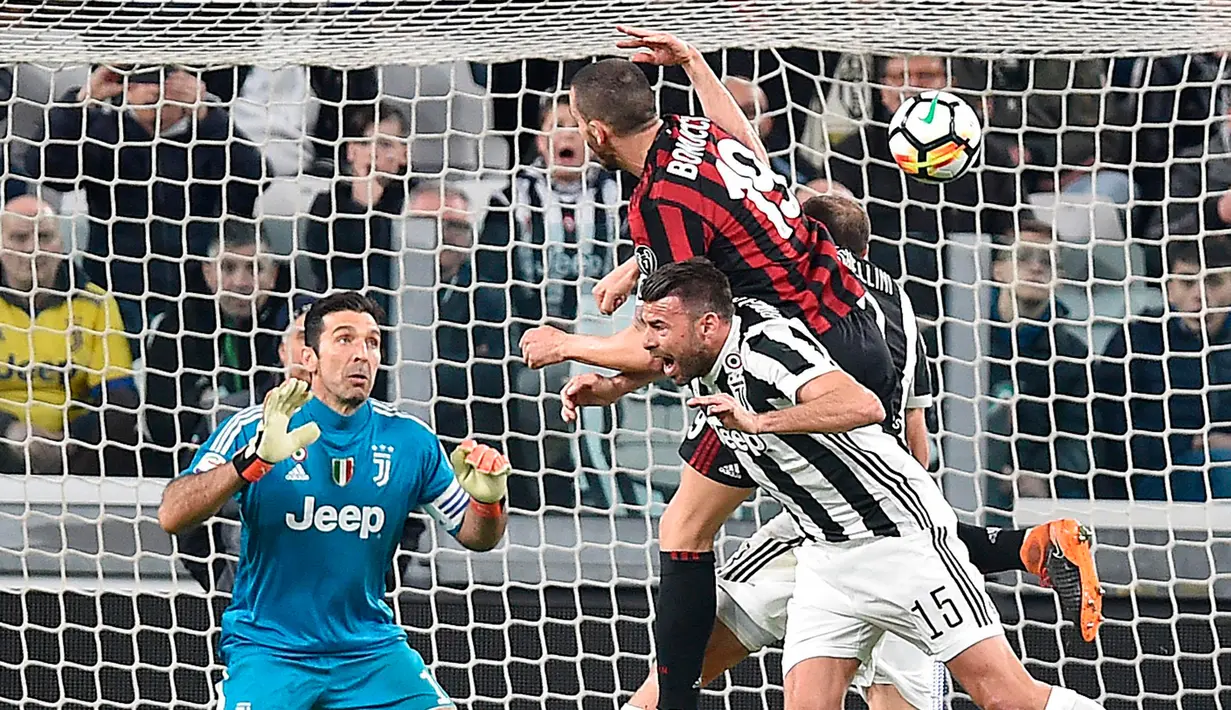 Pemain AC Milan, Leonardo Bonucci mencetak gol pertama untuk timnya saat melawan Juventus dalam pertandingan Serie A Italia di Stadion Allianz di Turin (31/3). AC Milan harus menelan kekalahan 3-1 atas Juventus. (Alessandro Di Marco/ANSA via AP)