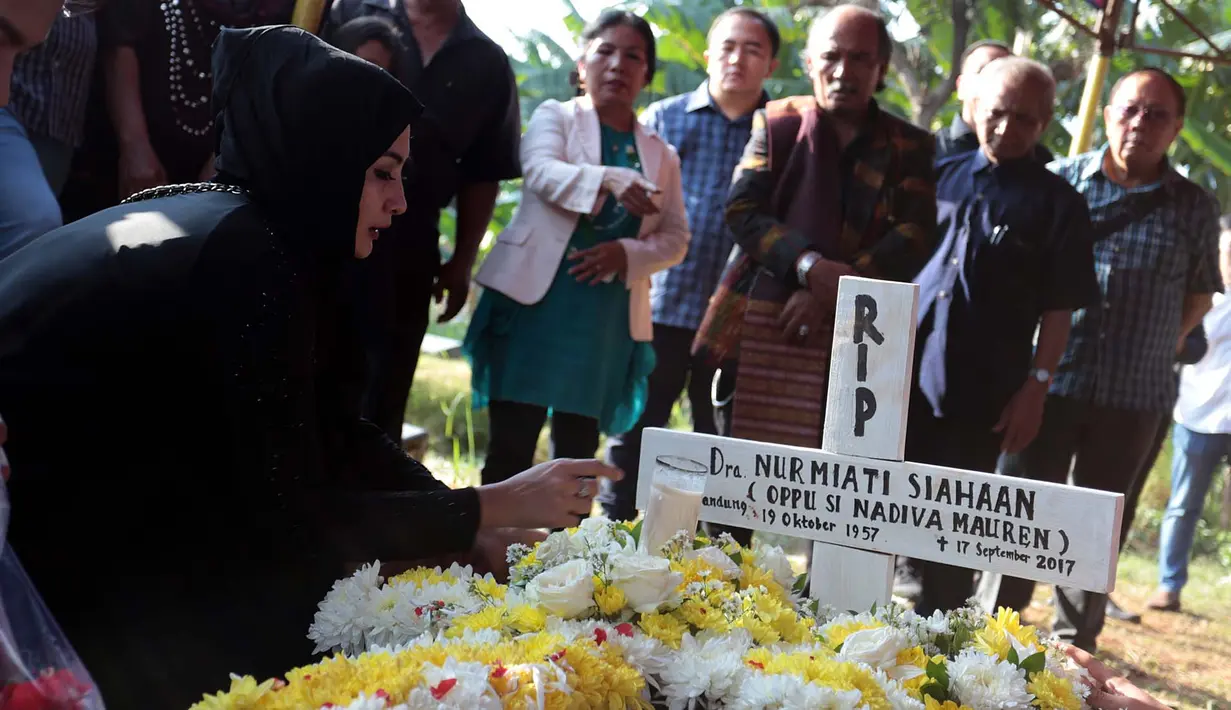 Usai ibadah pemakaman, peti yang telah terkubur ditaburkan bunga oleh para pelayat serta keluarga. Pemakaman berlangsung sekitar pukul 15.00 WIB. (Deki Prayoga/Bintang.com)