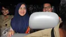 Bupati Empat Lawang, Budi Antoni Aljufri dan istrinya, Suzanna memasuki mobil tahanan usai diperiksa sebagai tersangka kasus dugaan pemberian suap kepada mantan Ketua MK Akil Mochtar, Jakarta, Rabu (22/7/2015). (Liputan6.com/Helmi Afandi)