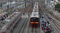 Sejumlah penumpang berjalan keluar dari KRL, Jakarta, Selasa (20/10/2015). PT KRL Commuter Jakarta akan menyesuaikan tarif KRL Jabodetabek sampai 50 % mulai November 2015. (Liputan6.com/Immanuel Anton)