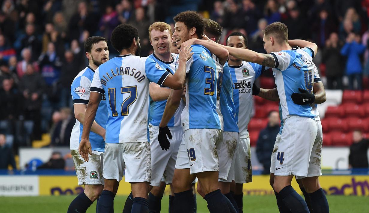 Blackburn Rovers. Pada akhir musim 2021/2022 Blackburn Rovers menempati posisi ke-8 di klasemen akhir EFL Championship dan tetap bermain di kompetisi yang sama pada musim 2022/2023. Terakhir kali Blackburn Rovers bermain di Premier League adalah pada musim 2011/2012 dan akhirnya terdegradasi setelah mengakhiri musim dengan menempati posisi ke-19. Dalam sejarah sepak bola Inggris, Blackburn Rovers pernah 3 kali menjuarai Liga Inggris, 2 kali sebelum era Premier League (1911/1912 dan 1913/1914) dan 1 kali di era Premier League pada musim 1994/1995. (AFP/Paul Ellis)