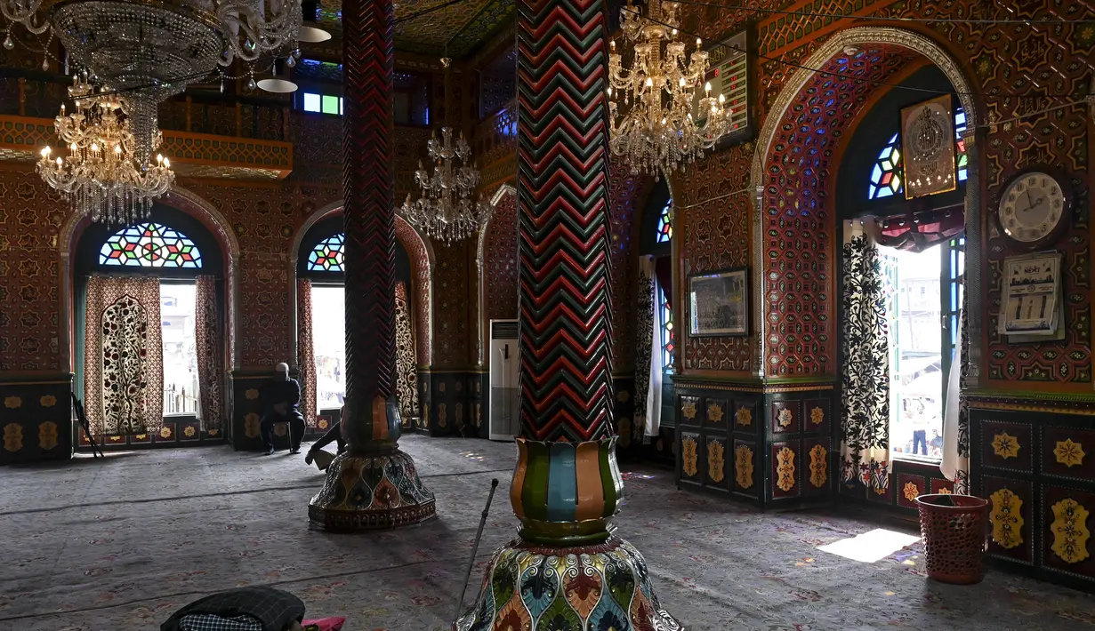 Seorang umat Muslim berdoa di dalam kuil Syekh Abdul Qadir Al-Jailani selama bulan suci Ramadhan di Srinagar (11/4/2022). Kuil bersejarah ini pernah dihadiri puluhan ribu umat Islam. (AFP/Tausef Mustafa)