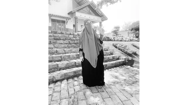 Menuju Jalan Hijrah, Ini 5 Potret Indri Giana Tampil Bercadar