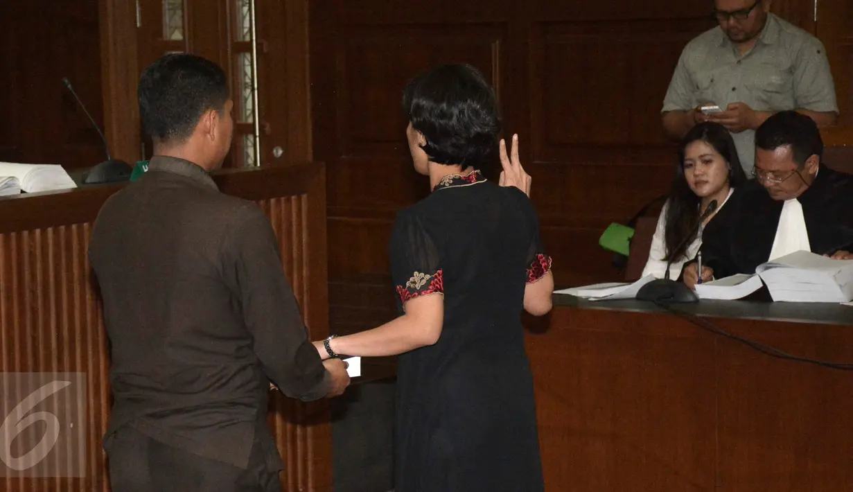 Dokter Psikiatri dari Departemen Psikiatri Fakultas Kedokteran UI RSCM Natalia Widiasih, saat di sumpah sebelum menjadi saksi ahli dalam sidang perkara pembunuhan Wayan Mirna Salihin di PN Jakarta Pusat, Kamis,(18/8). (Liputan6.com/Helmi Afandi) 