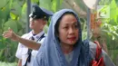 Ekspresi istri muda Bupati Bengkulu Selatan Dirwan Mahmud, Heni Dirwan tiba di Gedung KPK, Jakarta, Rabu (16/5). Heni turut diamankan dalam operasi tangkap tangan (OTT) KPK di rumah pribadi Bupati Bengkulu Selatan Dirwan Mahmud. (Merdeka.com/Dwi Narwoko)