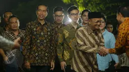 Keluarga Presiden Joko Widodo saat tiba di kediaman calon mempelai wanita, Selvi Ananda, Jawa Tengah, Selasa (9/6/2015). Jokowi bersama keluarga akan melakukan lamaran kepada keluarga Selvi Ananda. (Liputan6.com/Faizal Fanani)