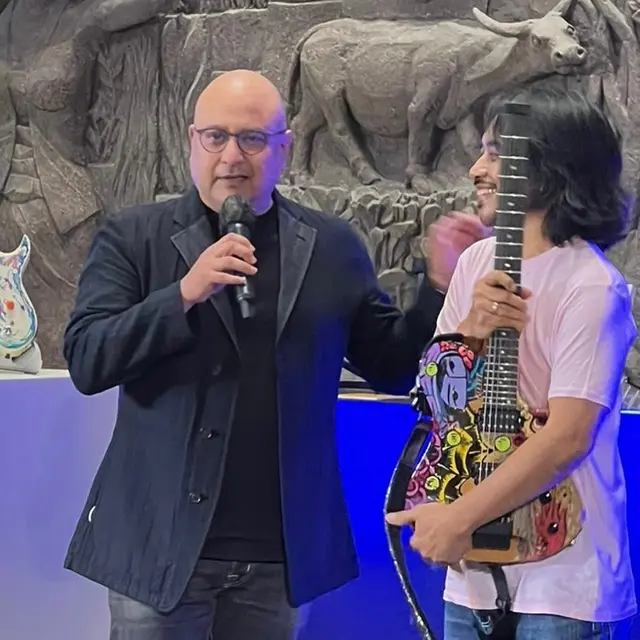 Dewa Budjana Lelang Gitar Seharga 2 M untuk Donasi Kanker Payudara, Laku Terjual kepada Irwan Mussry. (instagram.com/dewabudjana)