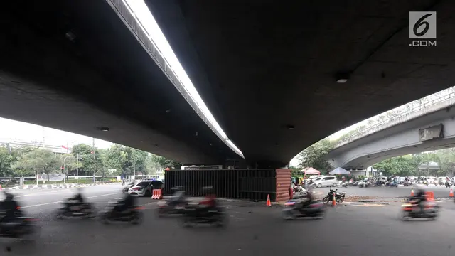 Kelebihan Muatan, Truk Kontainer Terguling di Kolong Flyover Tomang