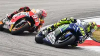 Saling Salip Valentino Rossi dengan Marc Marquez di Sirkuit Sepang (Liputan6/Motorcyclenews)