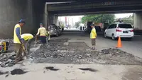 Jalan rusak di Kota Tangerang diperbaiki. (Pramita/Liputan6.com)