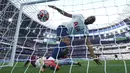 Pemain Tottenham Hotspur Lucas Moura mencetak gol ke gawang Aston Villa pada pertandingan sepak bola Liga Inggris di Stadion Tottenham Hotspur, London, Inggris, Minggu (3/10/2021). Tottenham Hotspur menang 2-1. (Nick Potts/PA via AP)