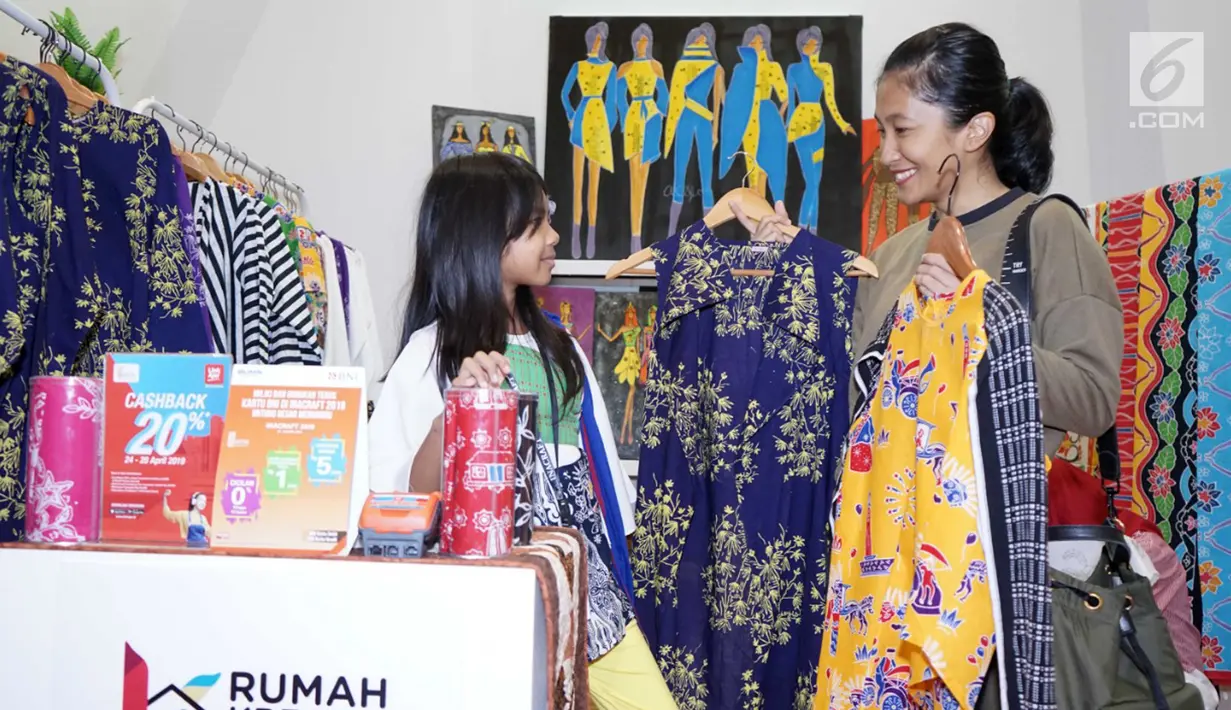 Desainer cilik Akeylanaraya Alyandina (kiri) sedang berbincang dengan pengunjung pada pameran kerajinan INACRAFT 2019 di zona Rumah Kreatif BUMN (RKB) binaan BNI di Jakarta. BNI telah memiliki 44 Rumah Kreatif BUMN dengan 164.226 Mitra Binaan dan 21 Kampoeng BNI di Indonesia. (Liputan6.com/HO/Rizki)